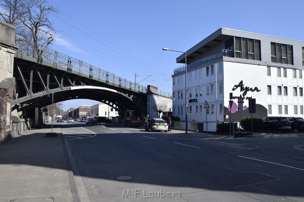 LKW blieb unter Bruecke haengen Koeln Deutz Deutz Muelheimerstr P187.JPG - Miklos Laubert